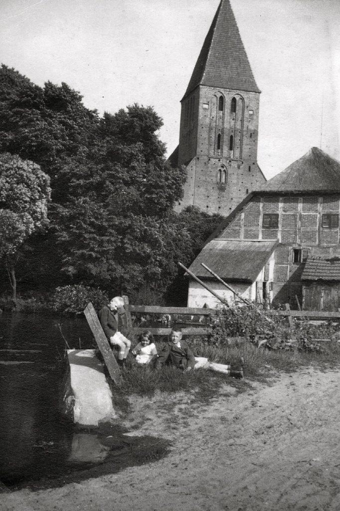 Mühlenscheune mit der Kirche im Hintergrund