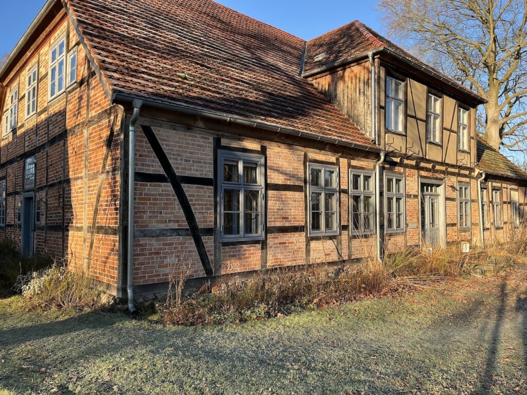 Fachwerkhaus im Winter mit Raureif