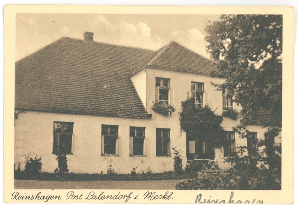 Alte schwarzweiß Postkarte die ein Haus zeigt